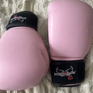 I love kickboxing pink gloves